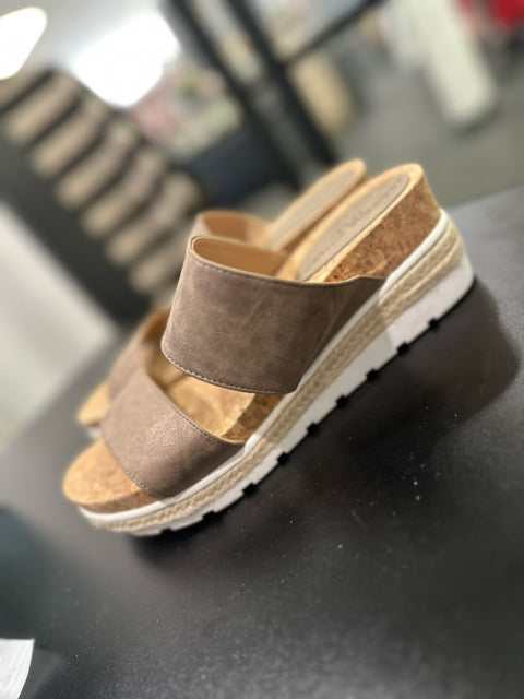 Sz 9 Adrienne Vittadin Light Brown Sandals Wedges