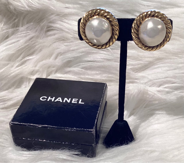 Chanel Gold CC Logo Pearl Drop Clip On Earrings 93A Vintage