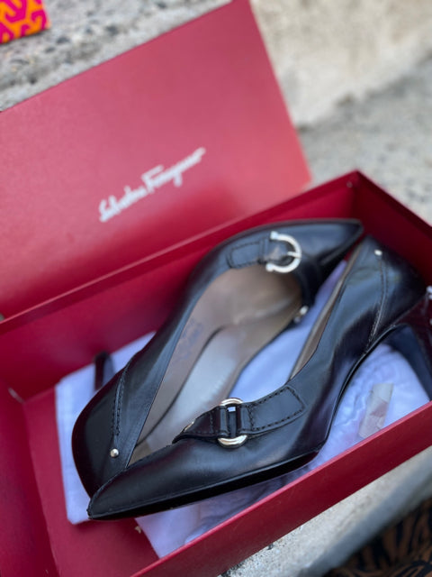 Salvatore Ferragamo Neck Pointed Toe Pump Size 9 Shoe