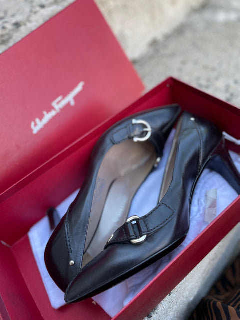 Salvatore Ferragamo Neck Pointed Toe Pump Size 9 Shoe