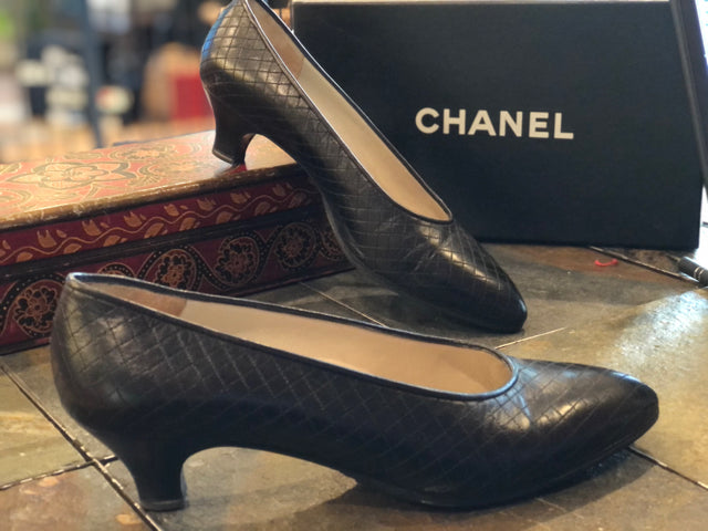 Authentic Chanel Quilted Almond Toe Classic Pump sz 39 – eliterepeatny
