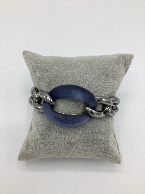 Alexis Bittar Chain Link Bracelet   
Blue-Grey
Extra large center link
Magnetic closure