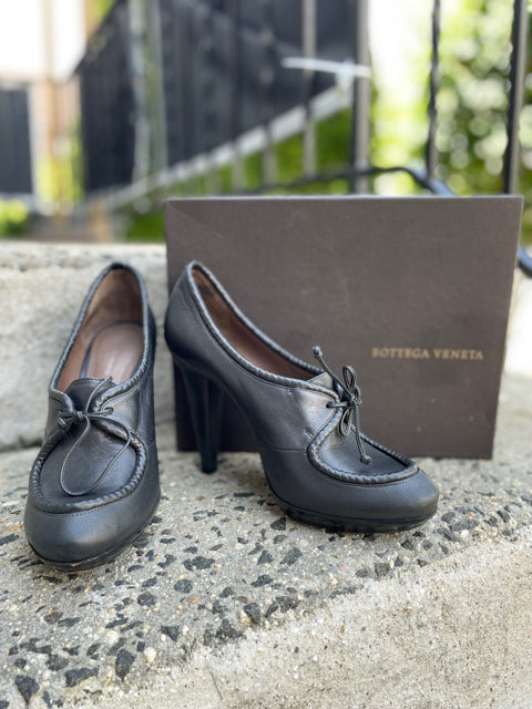 Bottega Venettta Scarpa Pelle S. Cuoio Bootie Size 39.5 

Very Good Pre Loved Condition

Lace Up Bootie

Heel Height 4.5