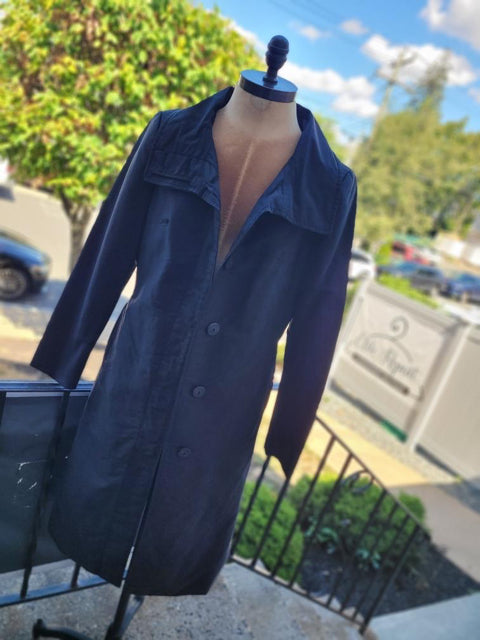 Burberry Sz 6 Light Weight Trench Coat

Draped collar, turtle neck when buttoned all the way up 
Nylon buttons
Light weight
41% cotton/ 37% nylon/ 22% cupra/ lining 100% rayon