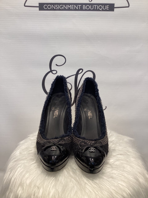 Chanel Platform Tweed Sz 39.5 Shoe

5 1/2 heel
Multi layer chain trim 
Bow and CC detail at cap toe