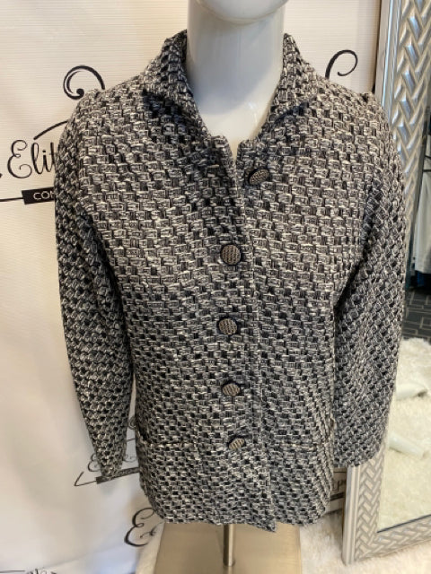 Chanel Grey And Black Tweed Sz 40 Jacket

Button up
Chain link and CC detail on buttons
39% wool 27% rayon 20% nylon 14% acrylic