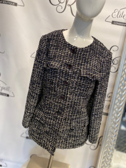 Chanel Navy Tweed Sz 40 Jacket

Collarless
Octogon jewel buttons
41% wool 32% nylon 8% acrylic 8% mohair