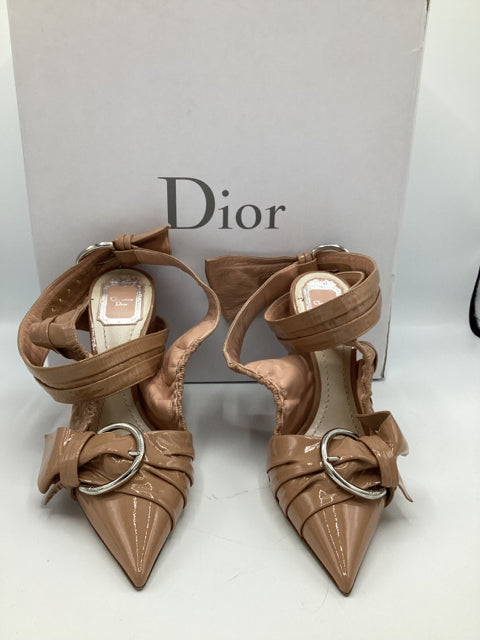 Christian Dior Conquest Sz 38.5 Shoe            

Pointed toe
Wrap ankle straps with silver buckle