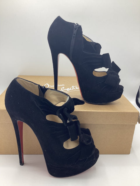 Christian Louboutin Sz 36.5 Madame Butterfly Ankle Booties           
Black
Suede    
Peep toe
Knotted bow detail on upper  
5.7" inch heels