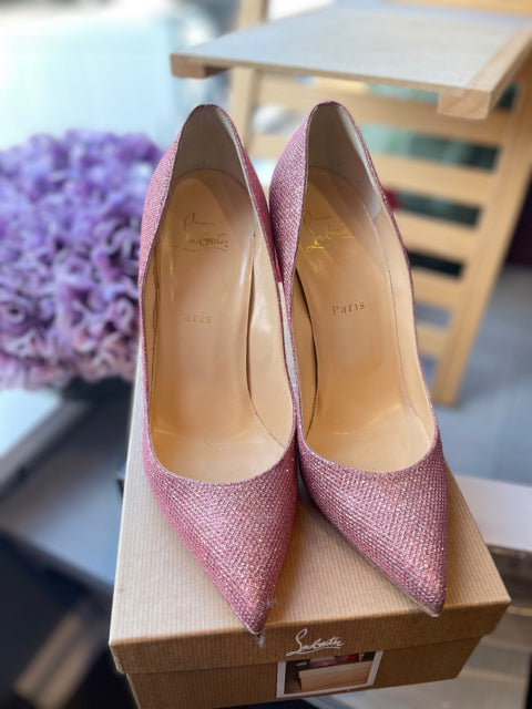 Christian Louboutin Pigalle Follies Glitter High Heel Sz 40 Shoe

Skinny Heel
4.5" heel
Pink Glitter