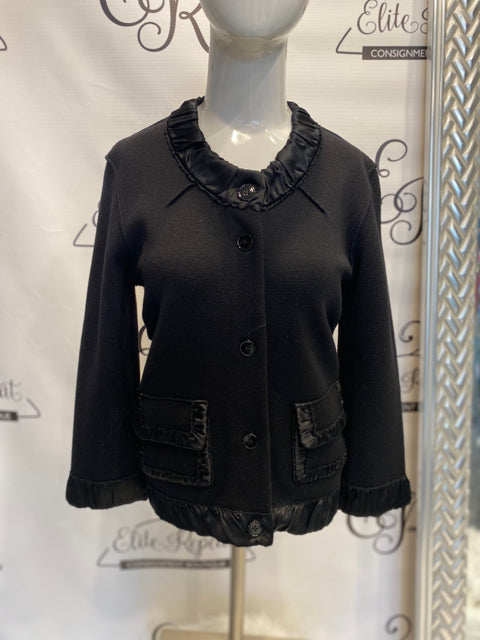 Dolce & Gabbana Cardigan

No size tag/ Most Likely a 6
  30" shoulders 19.5" sleeve 38" bust 23" length
Button up 
Ruched silk trim on pockets, neck and sleeves
70% Virgin wool/ 30% Silk