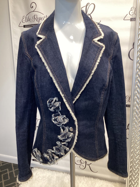 Escada Sz 40 Denim Flower Blazer   

Single button
3D flower detail   
Fringe trim
98% Cotton/ 2% Elastane