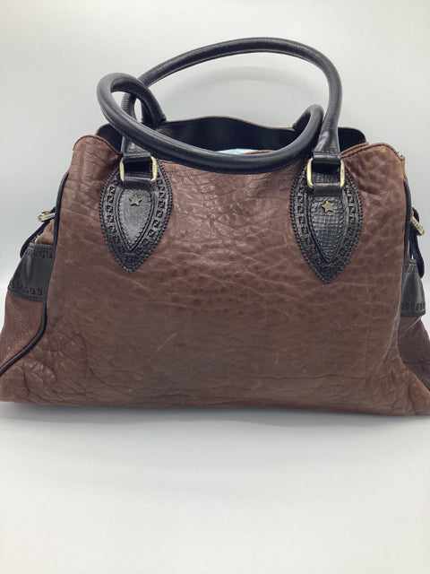 Fendi Du Jour Star Handbag

Pebbled leather
Double handle 
T toggle closure