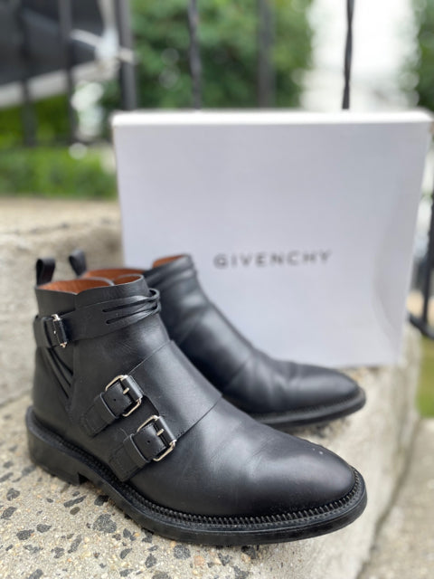 Givenchy Shoe Bottine Plate Mode Low Boot Size 39.5 

Very Good Pre Loved Condition

Low Boot

Silver Tone Buckles