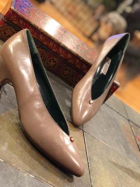 Gucci Vintage Almond Point Pump Sz. 38.5 Shoe

GG Charm 
Almond Point
Taupe
Kitten Heel