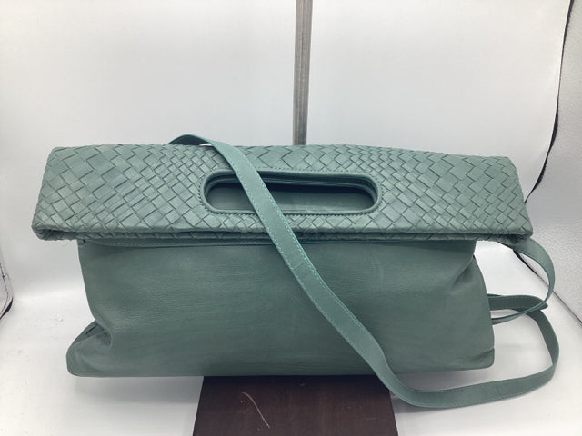 Jennifer Tattanelli Intrecciato Clutch Handbag  

Handle/ Foldover Clutch
Crossbody option