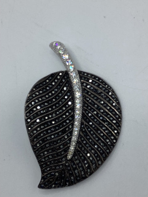Kenneth Jay Lane Leaf Pin    

Black crystal
Pave stem