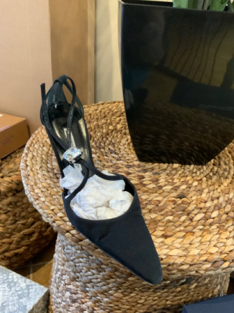 Manolo Blahnik Arianna Sz 38 Shoe

Pointed toe
Square crystal detail 