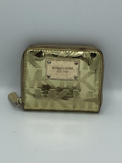Michael Kors Zippered Bilfold Wallet  

Credit card holder
Coin and bill slot