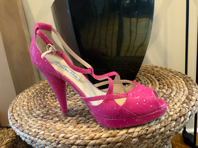 Oscar De La Renta Splatter Peep Toe Sz 38 Shoe

Patent leather
4.5" heel/ .5" platform
Comes with box and dust bag