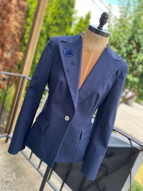 Piazza Sempione Navy Sz 44 Blazer

Single button
Sequin flower detail at collar
96% cotton and 4% lycra, lining 85% Rayon and 15% spandex