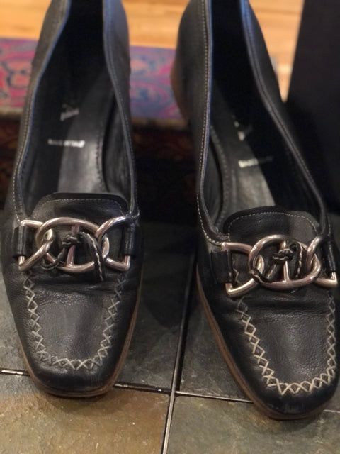 Prada Leather Box Toe Flat Sz. 38 Shoe 

Leather 
Large Silver Chain Detail
White Stitching