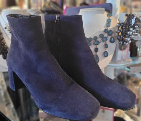 Prada Sz 38.5 Ankle Boots

Rounded toe
Suede
Side Zip
Chunky heel