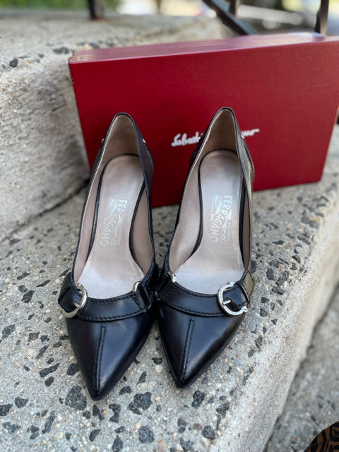 Salvatore Ferragamo Neck Pointed Toe Pump Size 9 

Excellent Pre Loved Condition

Pointed Toe Pump

Ferragamo Hardware 

Heel Height 3"