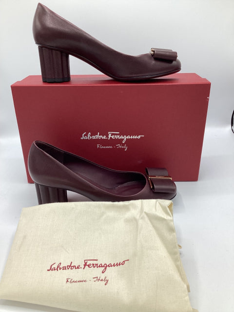 Salvatore Ferragamo Sz 6.5 Calf Pump Shoe

Gold tone hardware
Leather bow detail at toe Decorative Shaped Heel 