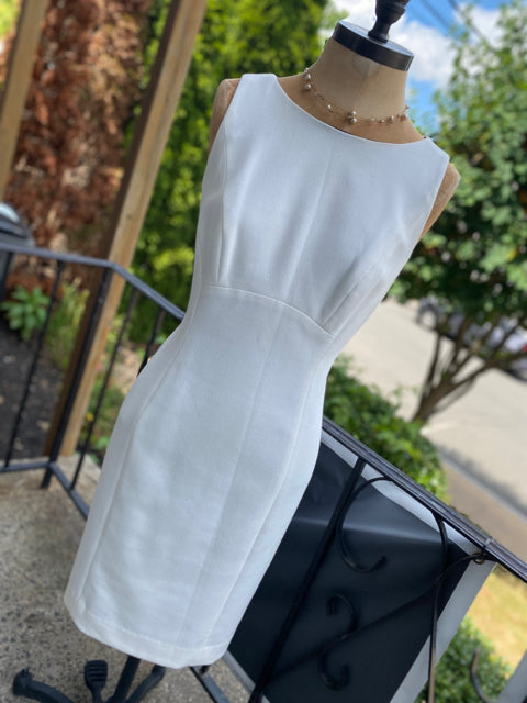 Shoshana Sleeveless Knit Sz 4 Dress

White 
Pencil dress
Sleeveless 
63% polyester/ 32% viscose/ 5% Stretch
