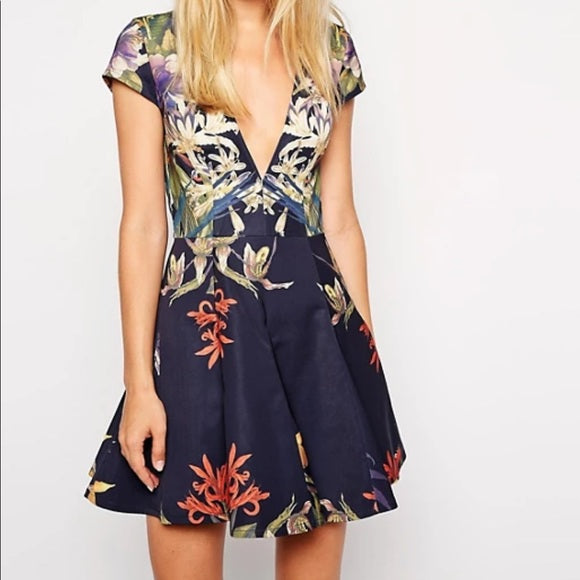 Stylestalker Short dress Sz Xs

Cap sleeve, Deep V-neck, Pleated, 

short, modified a-line dress